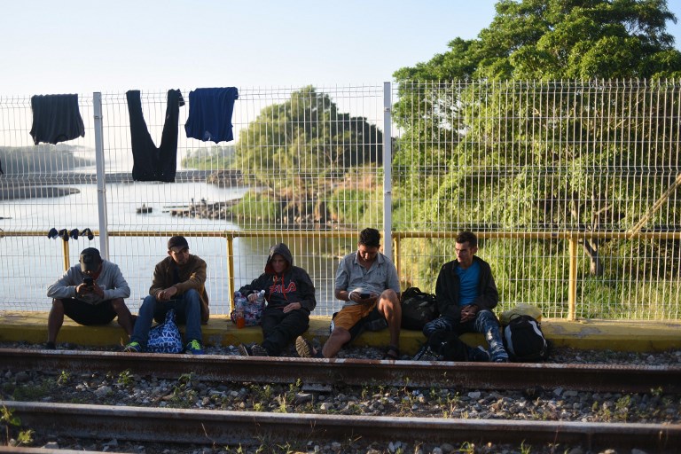 Migrantes hondureños a un paso de ingresar a México con EEUU en la mira