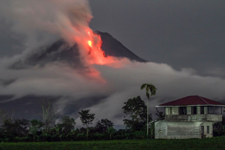 Se registra una fuerte erupción en un volcán de Indonesia