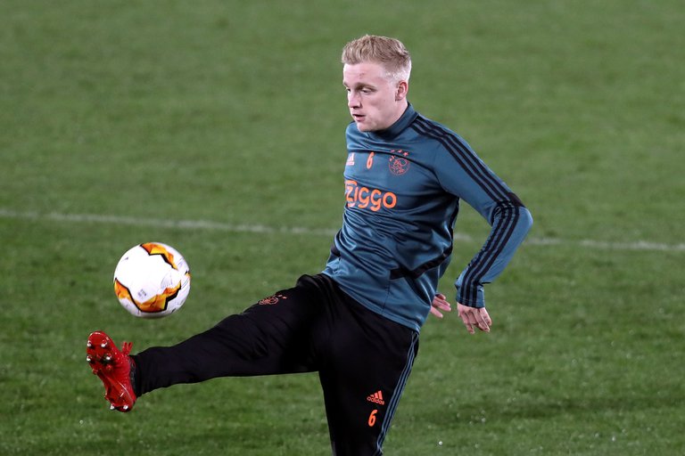 Manchester United oficializa a Van de Beek