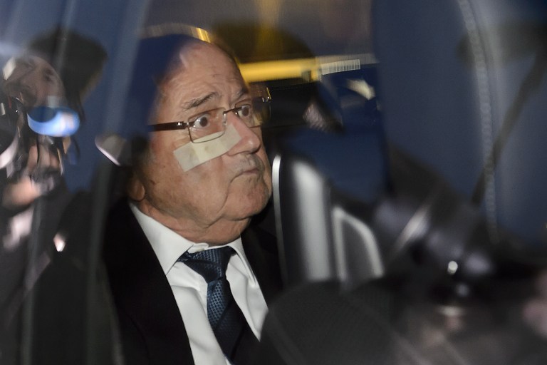 Blatter abandona la sede de la FIFA sin hacer comentarios tras declarar