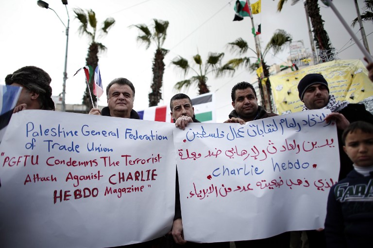 Decenas de palestinos se manifiestan en apoyo a víctimas de atentados en Francia