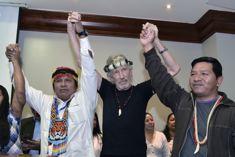 Waters apoya lucha de indígenas y pide proteger a Assange