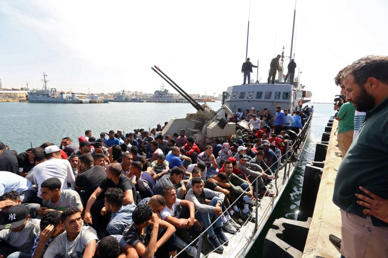 Guardacostas libios rescatan cerca de 500 migrantes hacinados en embarcación