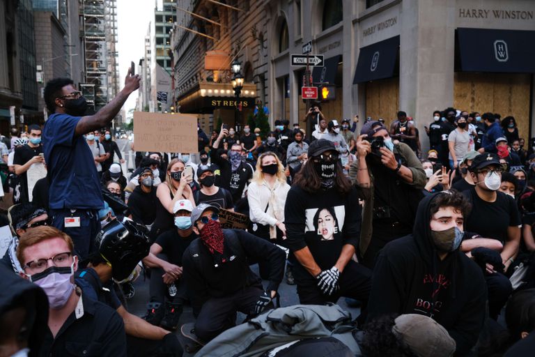 Protestas y falsas amenazas de bomba en Nueva York tras asalto al Capitolio