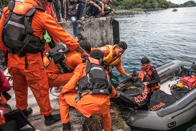Unos 180 desaparecidos en naufragio de un barco en Indonesia