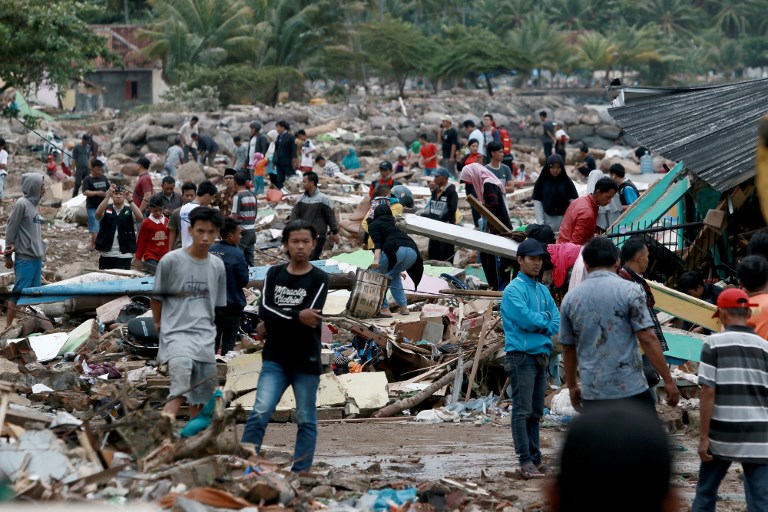 Al menos 220 muertos por tsunami en Indonesia
