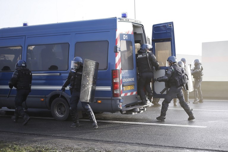 Centenares de &quot;chalecos amarillos&quot; desalojados de frontera franco-española