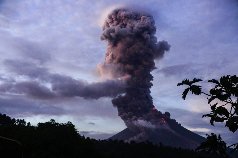 El volcán filipino &quot;Mayón&quot; entra en erupción tras dos semanas de alta actividad