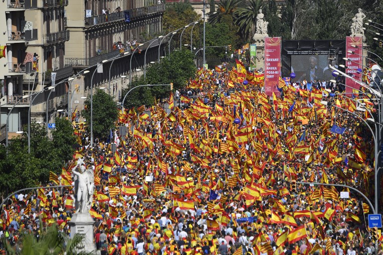 Miles se manifiestan en Barcelona contra independencia de Cataluña