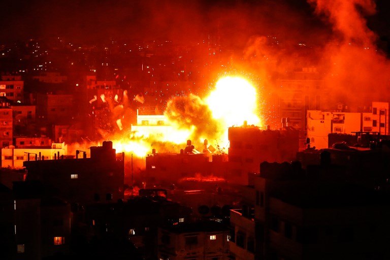 Israel bombardea Gaza y responde a palestinos