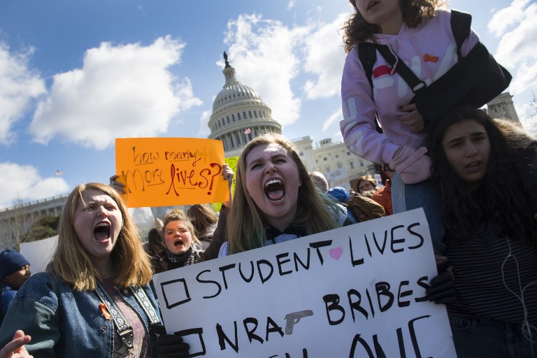 Estudiantes marchan en EE.UU. tras un mes de la masacre de Florida