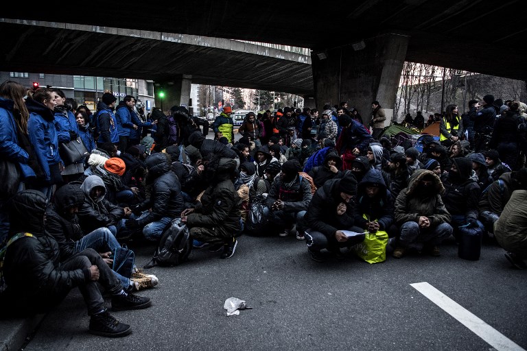 Policía evacua en París campamento con cientos de migrantes