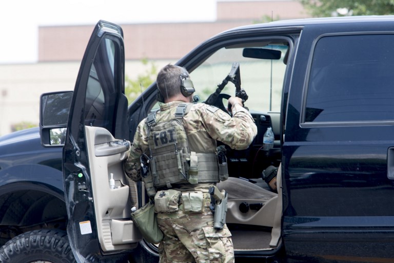 Al menos 8 muertos en tiroteo en escuela de Texas