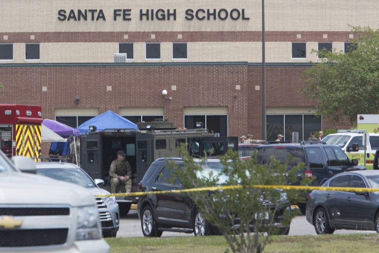 Al menos 8 muertos en tiroteo en escuela de Texas