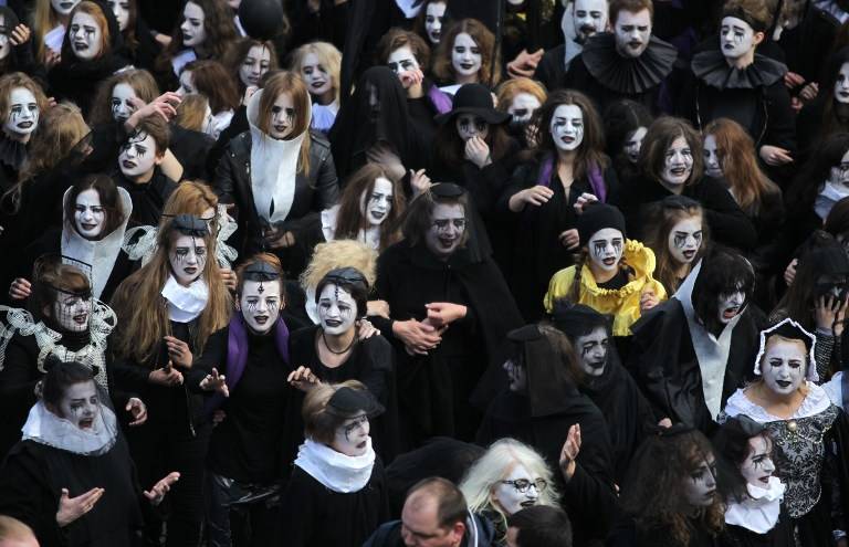 Cientos de dolientes conmemoran muerte de Shakespeare vestidos de época en Polonia