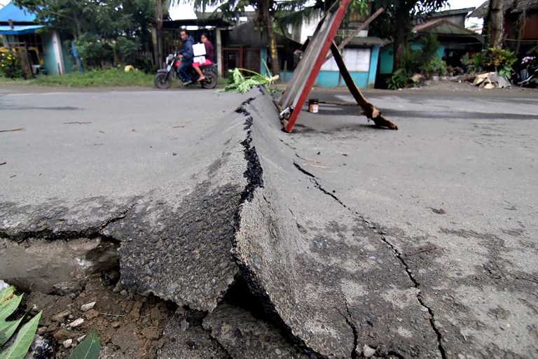 Sube a 6 el número de muertos tras el terremoto en Filipinas