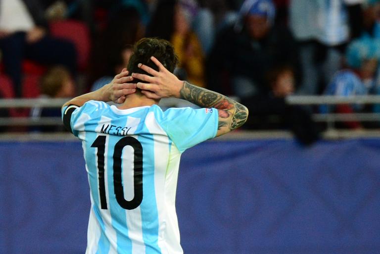 Más que nunca, hinchas argentinos suplican por ver al Messi &quot;jugador total&quot;