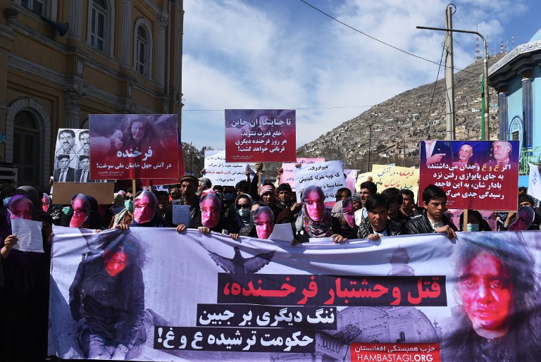 Cientos de personas se manifiestan contra linchamiento de mujer afgana