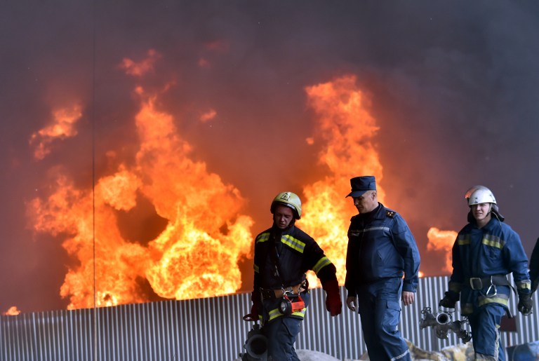 Gigantesco incendio cerca de Kiev amenaza base militar ucraniana