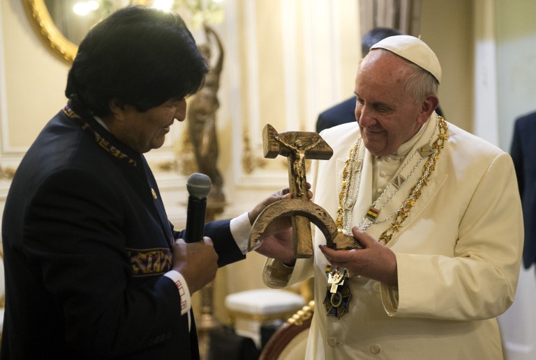 ¿De dónde viene el crucifijo que Morales regaló al Papa?