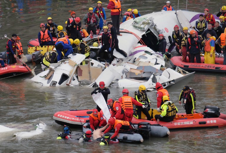 Avión estrellado en Taiwán deja 23 muertos y 20 de desaparecidos