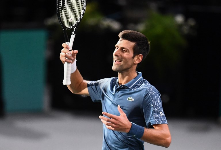 Djokovic celebra el número uno con el pase a cuartos de París