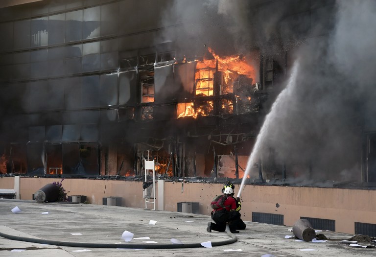 México: Manifestantes incendian sede de gobierno de Guerrero por desaparecidos