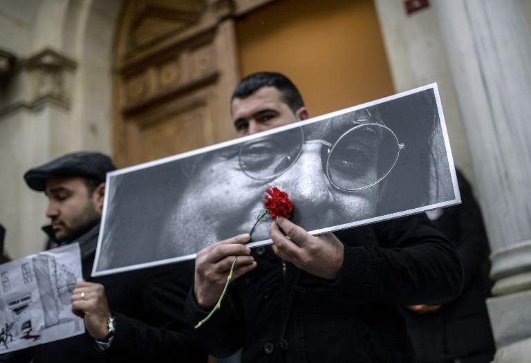 Francia mantiene alerta máxima tras atentados y busca a mujer yihadista