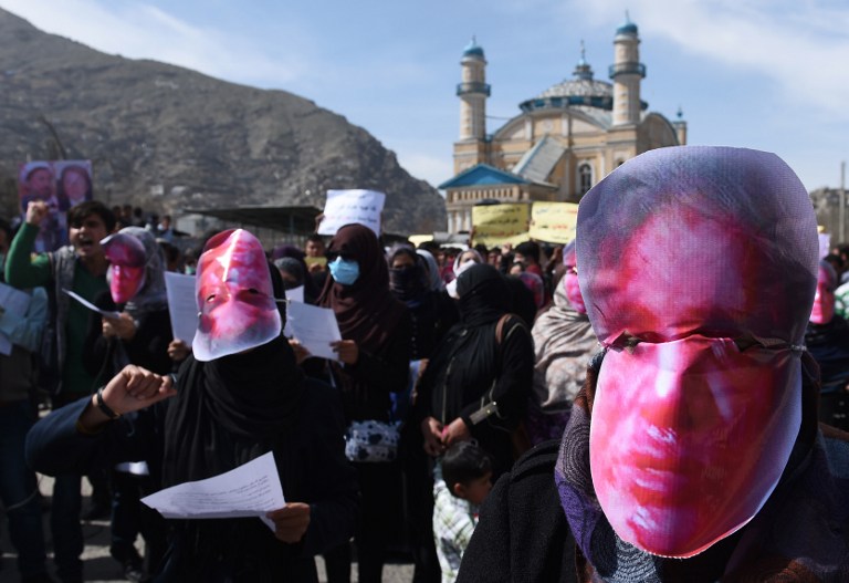 Cientos de personas se manifiestan contra linchamiento de mujer afgana