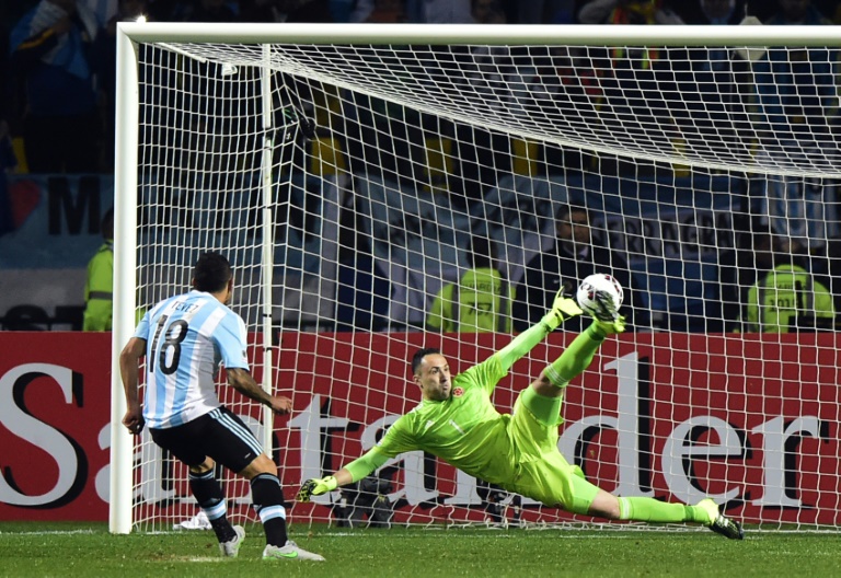 Argentina sufre hasta los penales pero pasa con justicia a semis de Copa América