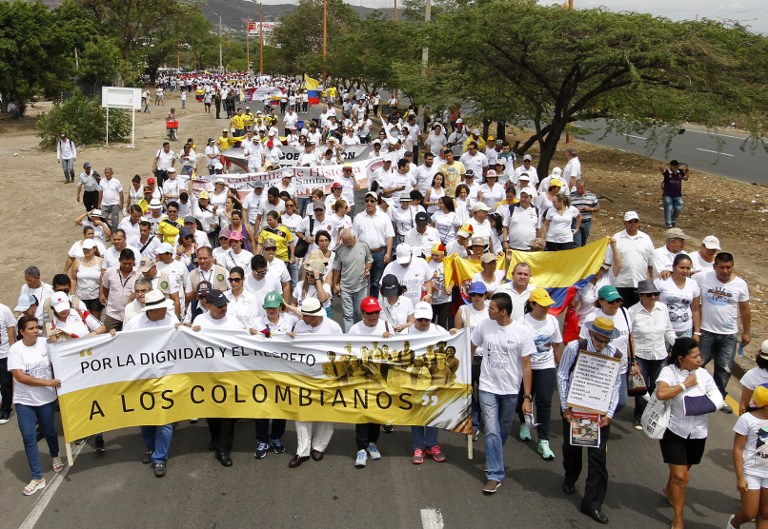 Colombianos marchan por la &quot;dignidad&quot; y la hermandad con Venezuela
