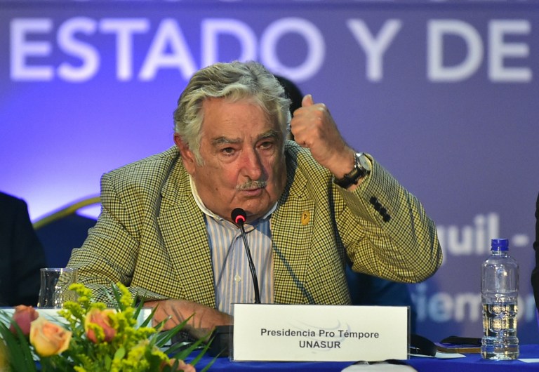 José Mujica fue condecorado y aclamado durante cumbre de Unasur en Ecuador
