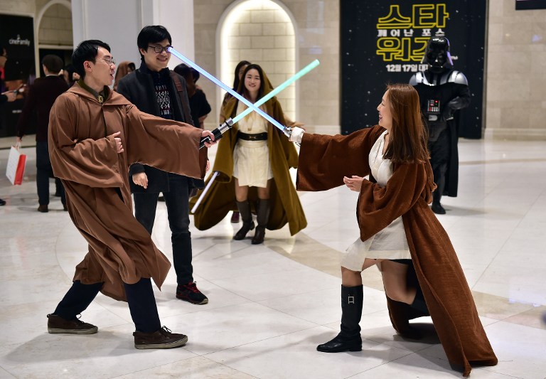 Miles de fanáticos esperan impacientes por "El despertar de la fuerza"