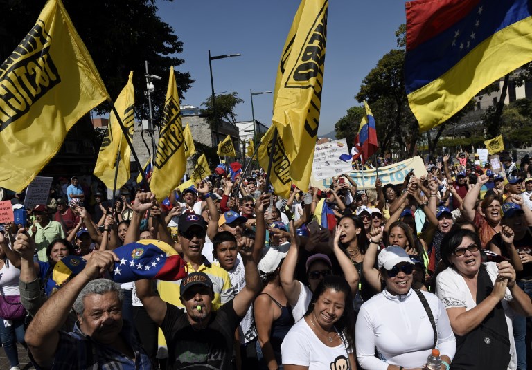 Opositores y oficialistas se movilizan en Caracas