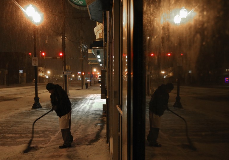 Millones de personas se refugian en su casa por intensa nevada en EEUU