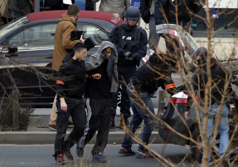 Se entrega a la policía el hombre que retenía a varios rehenes cerca de París