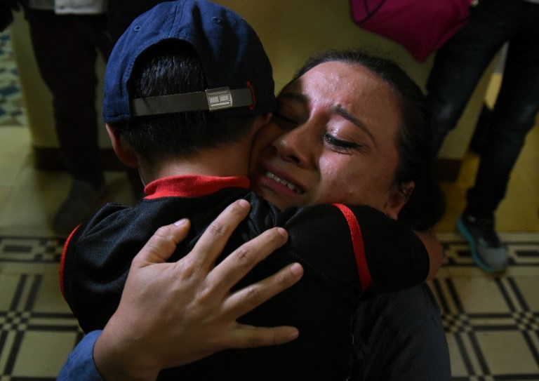 Llegan a Guatemala 9 niños separados de sus padres