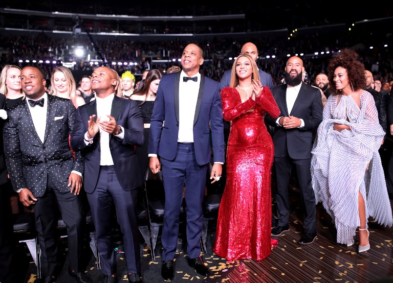 La alfombra roja de los Grammy se vistió de pantalón y amor a Trump