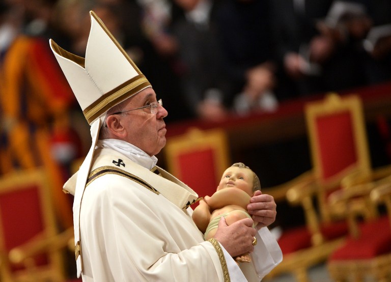 Papa insta a &quot;ternura&quot; ante las dificultades el mundo en misa de Gallo