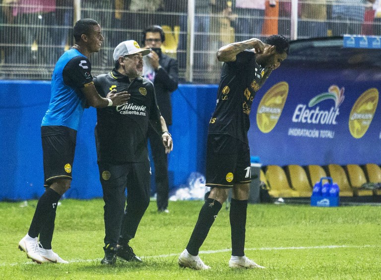 Vinicio Angulo brilla en el debut de Maradona