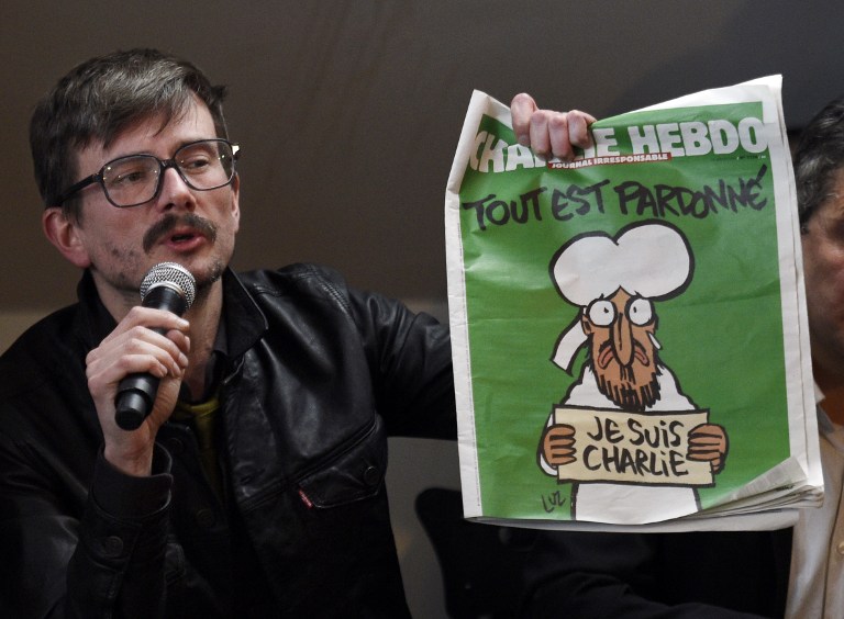 Charlie Hebdo, con Mahoma en portada, se muestra al mundo tras la matanza