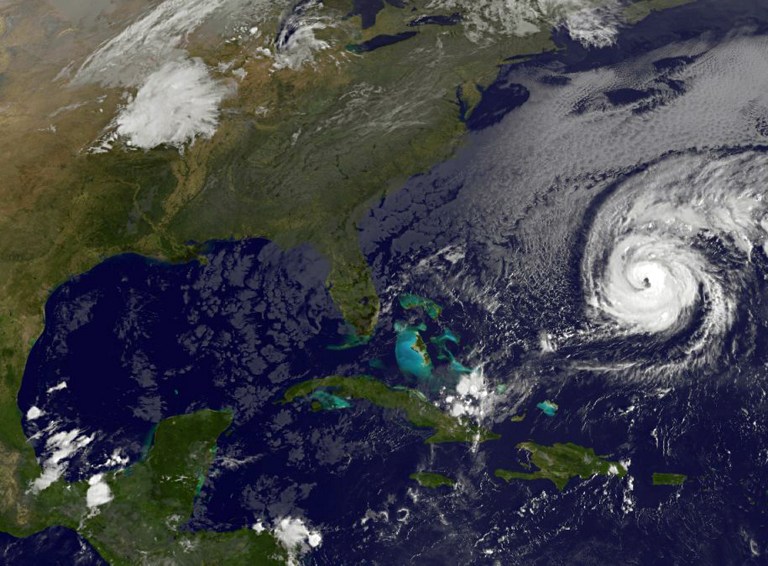 El huracán Nicole sube a categoría 2 mientras se aproxima a las Bermudas