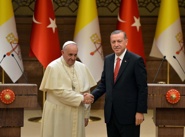 Francisco pide &quot;diálogo interreligioso&quot; y Erdogan denuncia &quot;islamofobia&quot;