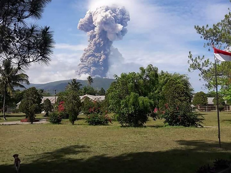 Erupción del volcán Soputan en la isla de Célebes en Indonesia