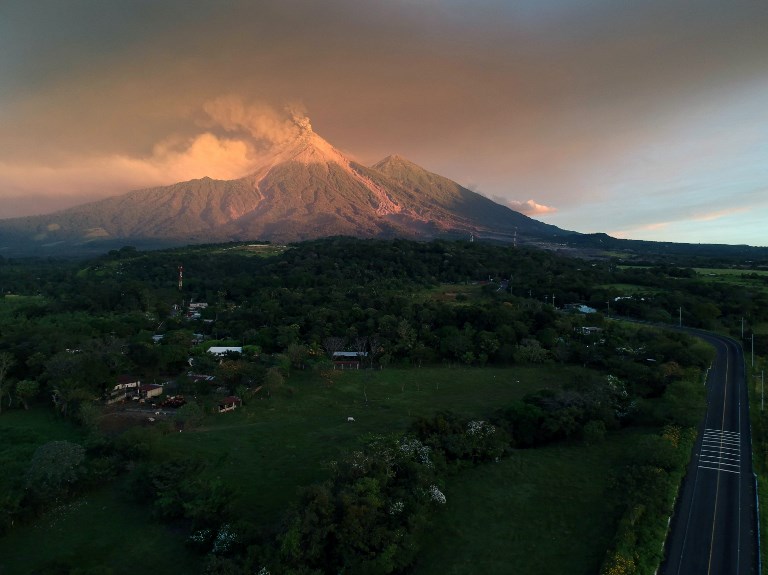 Caída de ceniza de volcán de Fuego amenaza ciudad de Guatemala