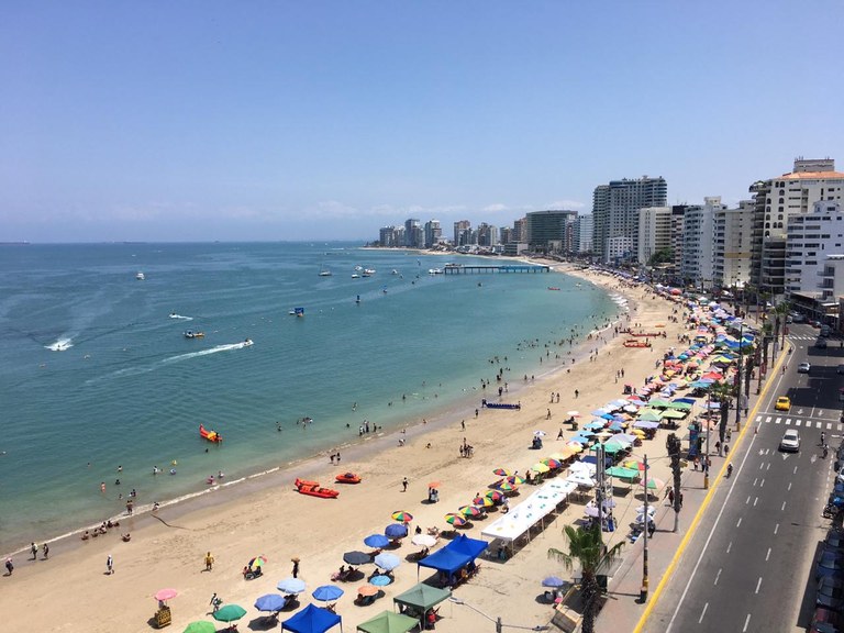 Playas abiertas en Salinas y General Villamil, pero con restricciones