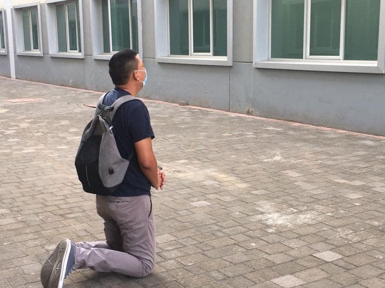 Manabí: Ora todos los días arrodillado por su esposa que tiene Covid