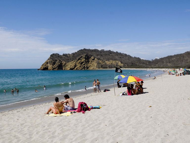 Playas de 3 provincias abrirán pese a repunte de coronavirus