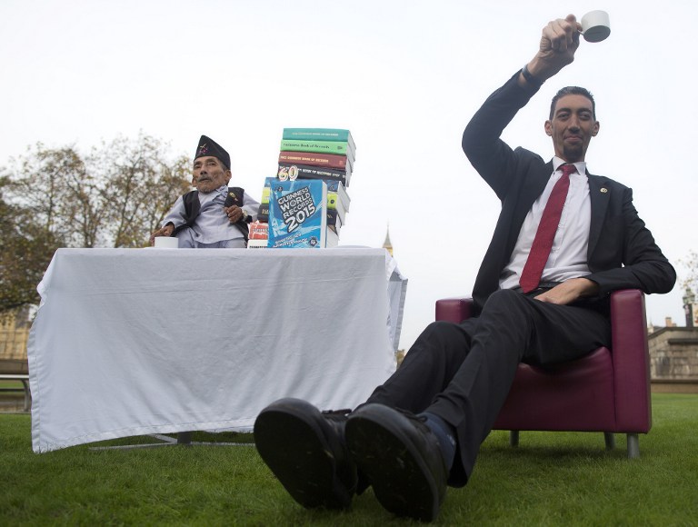 El hombre más alto del mundo y el más bajo toman té en Londres