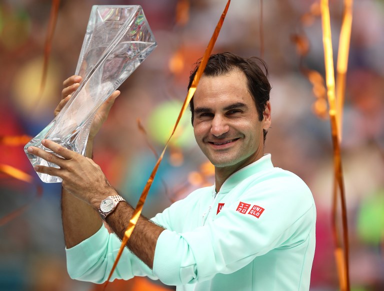 Federer venció a Isner para conseguir su título 101